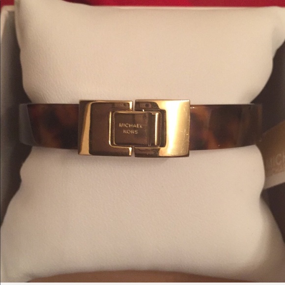 MK's Tortoise Shell Bracelet Retails for $115.- - Picture 3 of 8